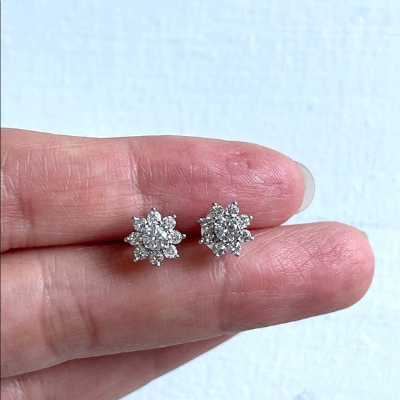 Diamond Studs Earring - Picture 7 of 10